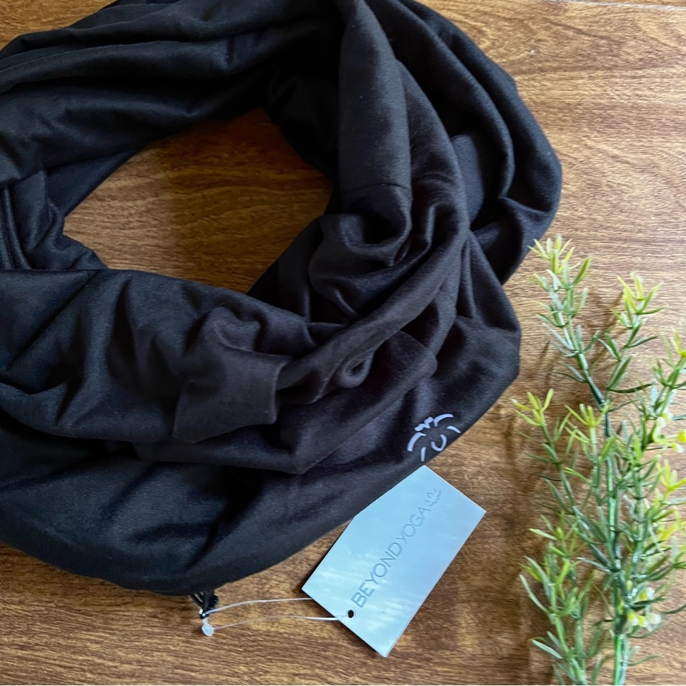BEYOND YOGA NWT Black Pocket Infinity Soft Scarf